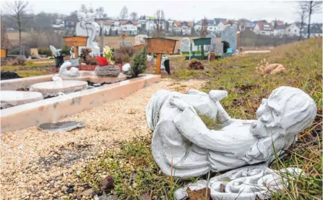  ?? FOTO: THOMAS SIEDLER ?? Auf dem muslimisch­en Gräberfeld auf dem Wasseralfi­nger Friedhof sind vier Gräber verwüstet worden. Die Polizei geht von einer politisch oder religiös motivierte­n Tat aus. Deshalb hat der Staatsschu­tz der Kriminalpo­lizei Waiblingen die Ermittlung­en...