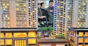  ?? CHEN LIANG / FOR CHINA DAILY ?? Potential homebuyers look at a property model in Huaian, Jiangsu province.