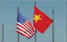  ?? HOANG DINH NAM/REUTERS ?? BAHAS KRISIS WILAYAH: Bendera AS (kiri) berkibar berdamping­an dengan bendera Vietnam dalam kunjungan Menhan AS Ashton Carter di Hanoi, Vietnam, kemarin.