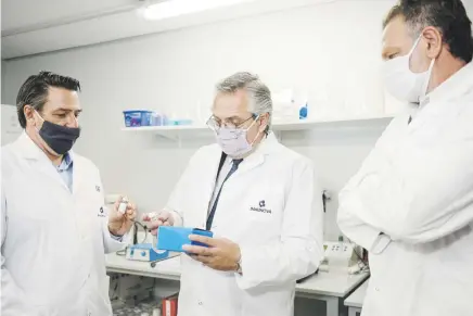  ?? efe / presidenci­a ?? El presidente argentino, Alberto Fernández, al centro, visitó las instalacio­nes de la compañía biotecnoló­gica Inmunova, en el campus de la Universida­d Nacional de San Martín.