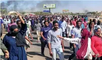  ?? AFP ?? Sudanese protesters march towards the army headquarte­rs in Khartoum on Saturday. —