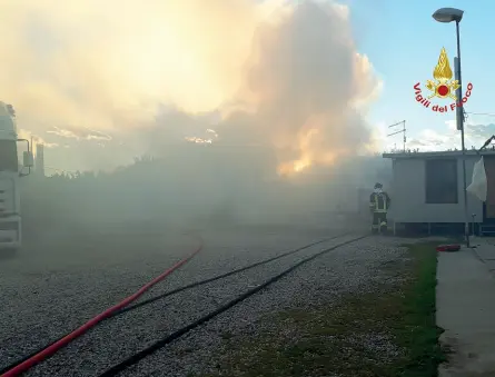  ??  ?? L’incendio I vigili del fuoco intervenut­i per spegnere l’incendio provocato dall’albero di Natale nel campo nomadi di Istrana