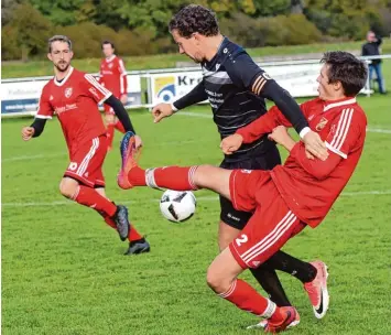  ?? Foto: Izsó ?? Im Griff hatten Patrick Wunder (10) und Niklas Bissinger Altisheims Sven Rotzer, so gewannen die Möttinger 3:1.