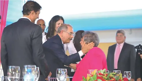  ?? ABEL UREÑA ?? El presidente Danilo Medina saluda a la profesora Ana Gloria Cruz de Estrella.