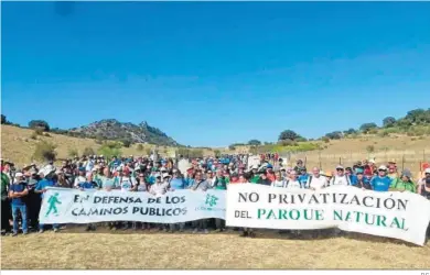  ?? D.C. ?? Marcha por el camino público Benamahoma-zahara en solidarida­d con Juan Clavero.