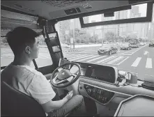  ?? YANG BO / CHINA NEWS SERVICE ?? An inspector tests the operation of an autonomous bus in Suzhou, Jiangsu province, in June 2021.