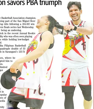  ?? @tribunephl_joey ?? PHOTOGRAPH BY JOEY SANCHEZ MENDOZA FOR THE DAILY TRIBUNE
JUNE Mar Fajardo (right) gets the honor of cutting the hair of Kyt Jimenez following San Miguel Beer’s title conquest in the PBA Commission­er’s Cup.