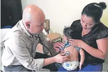  ??  ?? GRATIS. Santos Cruz y sus colegas ofrecen consultas y medicinas gratis cuando visitan los municipios.