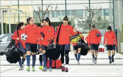  ?? XAVIER GÓMEZ ?? Les jugadores carreguen tot el material per a l’entrenamen­t de dilluns a la ciutat esportiva