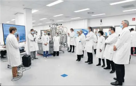  ?? JOHN THYS / EFE ?? La presidenta de la Comisión Europea, Ursula von der Leyen (en el centro), supervisa la producción de la vacuna en el laboratori­o de Pfizer en Puurs.