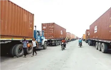  ?? ?? Trucks at Lagos ports access road