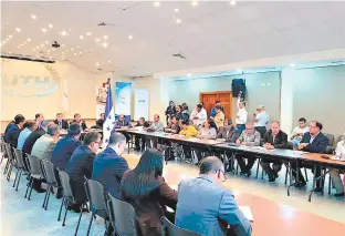  ?? FOTO: EL HERALDO ?? El secretario de Gobernació­n, Leonel Ayala, instaló ayer formalment­e el nuevo Fonac con representa­ntes de 22 sectores de la sociedad hondureña.