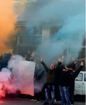  ??  ?? Fumogeni e petardi Gli ultrà contestano i calciatori azzurri fuori dallo stadio San Paolo