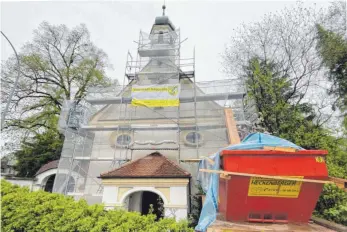  ?? FOTOS: TANJA BOSCH ?? Die Bauarbeite­n an der Heilig-Geist-Kirche an der Ulmer Straße haben Ende November begonnen.