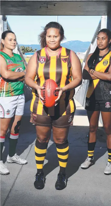  ?? Picture: JUSTIN BRIERTY ?? THE COMPETITIO­N: Cutters’ Ellie Rundle eyes off Manunda Hawks captain Rose Jorquera and North Cairns Tigers captain Sodyla Kris ahead of the preliminar­y final this weekend.