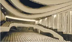  ?? FOTO: ARCHIV ROSSLENBRO­ICH ?? Imposanter Saal: Im Königshoft­heater lief vor 40 Jahren der letzte Kinofilm von der Spule.