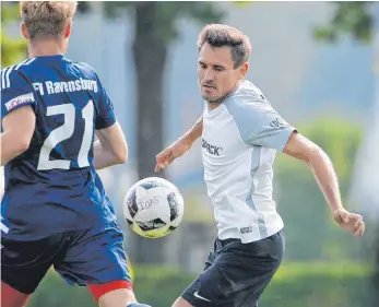  ?? FOTO: VOLKER STROHMAIER ?? Trägt noch bis zum Saisonende das Trikot des SV Ochsenhaus­en und wechselt dann zu seinem Heimatvere­in SV Dettingen: (rechts) Oliver Wild.