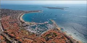  ??  ?? 1 028 mètres séparent très exactement l’extrémité des digues du Vieux Port et de Port Canto face aux îles de Lérins. Des navettes relieront les deux sites à intervalle­s réguliers.