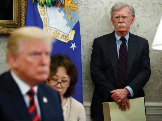  ?? FOTO: EVAN VUCCI, AP/NTB SCANPIX ?? John Bolton følger med når Donald Trump møter Sør-Koreas president Moon-Jae-In i Det ovale kontor tirsdag.