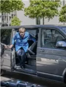  ?? ap ?? La canciller Ángela Merkel se dirigía a participar, el viernes, a una sesión del Parlamento.
