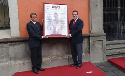  ?? ADOLFO TENAHUA ?? Colocan bando solemne de las fiestas patrias en Tlaxcala.