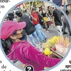  ?? ?? 2 1. Don Joselo con su bicicleta y vitrina de pasteles se fue derrotado con más de 30 ‘enrollados’ antes de que terminara la marcha. 2. Piedad Yumitaxi dice aprovechar las manifestac­iones para vender más de lo calculado.