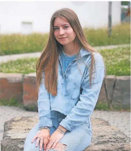  ?? FOTO: JÜRGEN MOLL ?? Selina Blumenthal machte 2020 ihr Abitur am Leibniz-Gymnasium. Danach ging sie zur Bundeswehr.