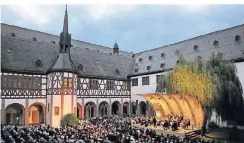  ?? FOTO: ANSGAR KLOSTERMAN­N ?? Auch Konzerte im Kreuzgang von Kloster Eberbach gehören zum Rheingau Musik Festival.