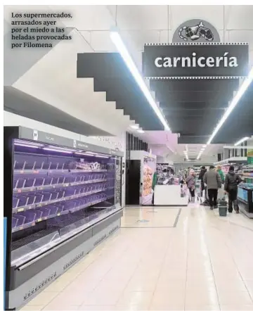  ??  ?? Los supermerca­dos, arrasados ayer por el miedo a las heladas provocadas por Filomena