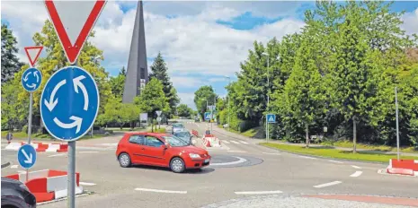  ??  ?? Auch nach dem provisoris­chen Umbau passieren am Minikreise­l in der Gaisentals­traße Unfälle.