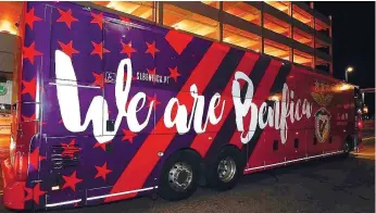  ??  ?? O autocarro das águias tem um lema especial para atrair os norte-americanos