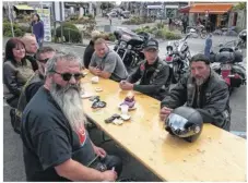  ??  ?? Les bikers et leurs Harley Davidson ont attiré un nombreux public avide de poser des questions sur les modèles exposés.