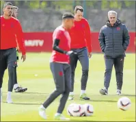  ?? Picture: REUTERS ?? NEVER SAY DIE: Manchester United manager Jose Mourinho with Phil Jones and Chris Smalling, left, during training
