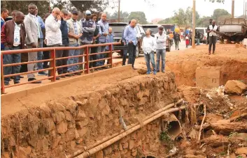  ?? NILO MATEUS | EDIÇÕES NOVEMBRO | NDALATANDO ?? Manuel Tavares de Almeida avaliou o estado de execução de algumas obras no Cuanza-Norte