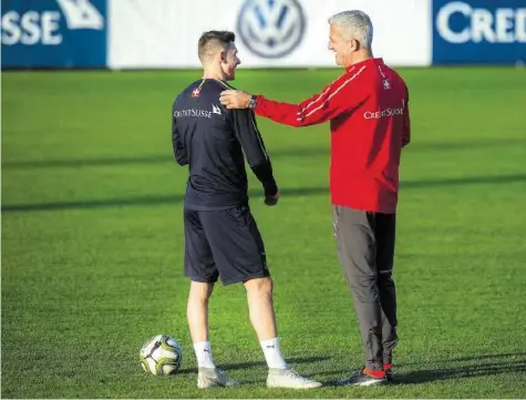  ?? KEYSTONE ?? Nati-Trainer Vladimir Petkovic unterhält sich während des Trainings auf dem GC-Campus mit seinem Neuling Christian Fassnacht.