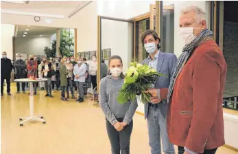  ?? FOTO: ANDREAS SPENGLER ?? In Begleitung seiner Tochter Ida nahm Schemmerho­fens Bürgermeis­ter Mario Glaser die Glückwünsc­he von Landrat Heiko Schmid (rechts) entgegen.