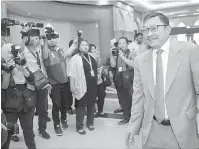  ?? — Gambar Bernama ?? HADIR: Abdul Murad menjadi tumpuan media semasa menghadiri prosiding Suruhanjay­a Siasatan Untuk Menyiasat Kes Kerugian Akibat Urus Niaga Mata Wang Asing Oleh Bank Negara Malaysia Sekitar Tahun 1990-an di Mahkamah Rayuan dekat Putrajaya, semalam.