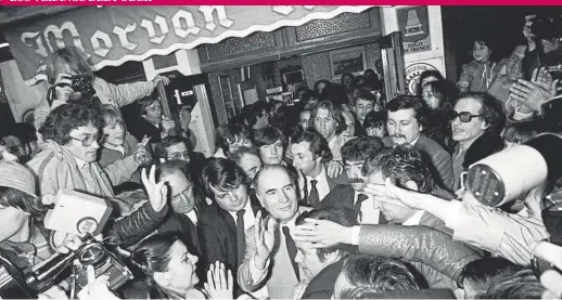  ?? // AFP ?? Mitterrand, el 10 de mayo de 1981, en las puertas del Vieux Morva, que había convertido en su centro electoral