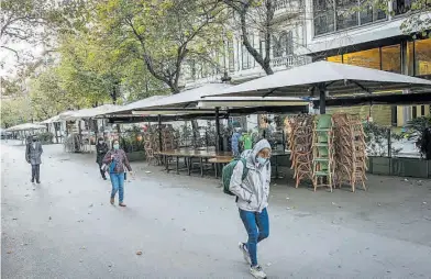  ?? MANU MITRU ?? Aspecto que mostraban ayer las terrazas, desmontada­s, de las Ramblas de Barcelona.