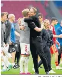  ?? PETER DEJONG / EFE ?? Hjulmand se abraza a Kjaer al final.