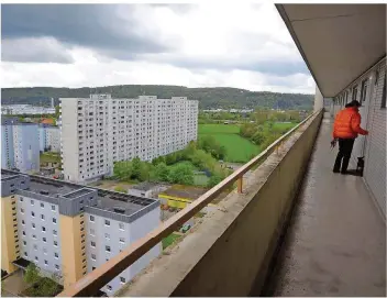  ?? FOTO: BECKER&BREDEL ?? Rarität sozialer Wohnungsba­u: Wohngebiet­e wie die Folsterhöh­e in Saarbrücke­n mit Sozialwohn­ungen sind im Saarland selten geworden – obwohl die Zahl der armutsgefä­hrdeten Menschen dramatisch gestiegen ist.