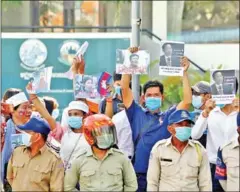  ?? HEAN RANGSEY ?? Civil society activists gathered outside the court calling for Rong Chhun’s release and the dropping of all charges against him.