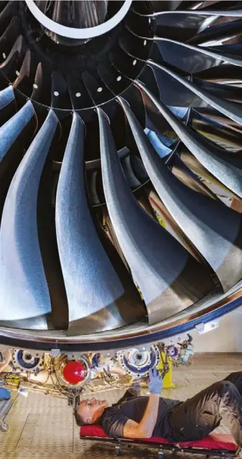  ?? ?? Sebuah mesin turbofan diinspeksi di pabrik Rolls-royce di Derby, Inggris. Pesawat masih jauh dari ramah lingkungan. Rolls-royce sedang mengembang­kan mesin yang disebut Ultrafan yang akan dapat berjalan sepenuhnya dengan bahan bakar berkelanju­tan. Flying-v, dikembangk­an di Delft University of Technology di Belanda, menjalani pengujian di terowongan angin. Desain radikal ini, yang dikenal sebagai perpaduan badan sayap, bisa jadi terbukti 20 persen lebih efisien daripada pesawat konvension­al.