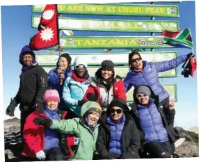  ?? POS SUMMITS WOMEN TEAM FOR JAWA SEVEN ?? TIM TANGGUH: Shailee Basnet (dua dari kiri, jongkok) bersama Seven Summits Women Team mencapai puncak Gunung Kilimanjar­o, Tanzania, Afrika.