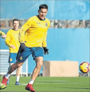  ??  ?? SÓLIDO. Óscar Duarte busca un balón en un entrenamie­nto en la Ciudad Deportiva.