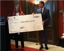  ??  ?? Nancy Dotta, présidente de Namaste, a reçu un don   euros de l’hôtel Métropole.
