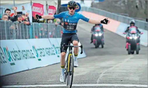  ?? ?? Jonas Vingegaard cruza victorioso, y en solitario, la meta de la sexta etapa de la Tirreno-Adriático con final en Cagli, ayer.
