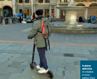  ??  ?? In piazza delle Erbe Un cittadino in monopattin­o: il loro uso ora è consentito. E se ne cominciano a vedere tanti in centro storico a Padova