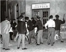  ?? Archivfoto: Gerhard Rauchwette­r, dpa ?? Juni 1962: Polizisten prügeln in der Leopoldstr­aße in München Schwabing mit Gum  miknüppeln auf junge Leute ein.