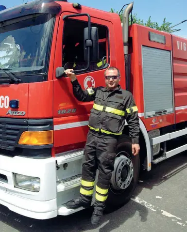  ??  ?? In azione Il vigile del fuoco Pinuccio La Vigna era in servizio al distaccame­nto di Pieve Emanuele dal 2013